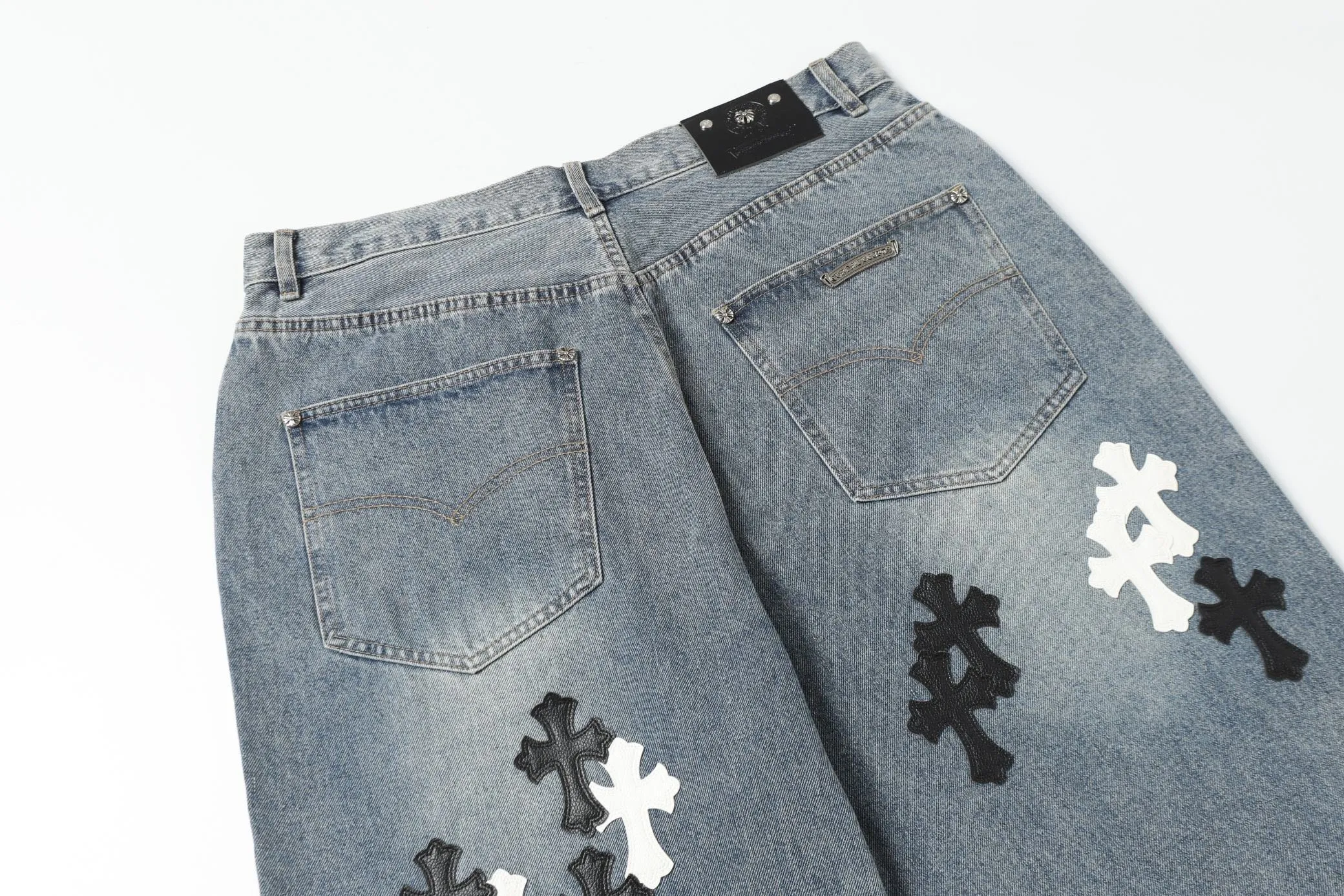 KE301 P270 The only correct leather label version on the market Chrome Hearts CH Heavy-duty washed distressed wide-leg jeans Top ceiling quality 100% correct version The correct version is here!  Believe me this must be the best quality you will ever come across! ! Excellent value for money! !  Styles with different washes and textures are very friendly to people with thin legs and thick legs. The straight version is very flattering to the shape of the legs. The moderate length is timeless and easy to match. It is the basis of various styles and a must-have in the wardrobe! ! Add a little stacking to make the atmosphere easy to control. The fabric is stiff but the upper body is soft without losing texture. The sides and cuffs of some styles have a bone-wash effect. It’s really hard not to love it!  ✅Correctly customize the Croxin metal leather label on the back panel. It is definitely not sold directly with the cross on the finished jeans. 1:1 copying strives for excellence and the details are perfectly grasped. ✅The cross leather label is clear and smooth. Exquisite turning top craftsmanship. ✅Buttons, zippers and hardware are all customized versions of the Croxin LOGO. ✅High-cost washing process. Size: 28 30 32 34 36